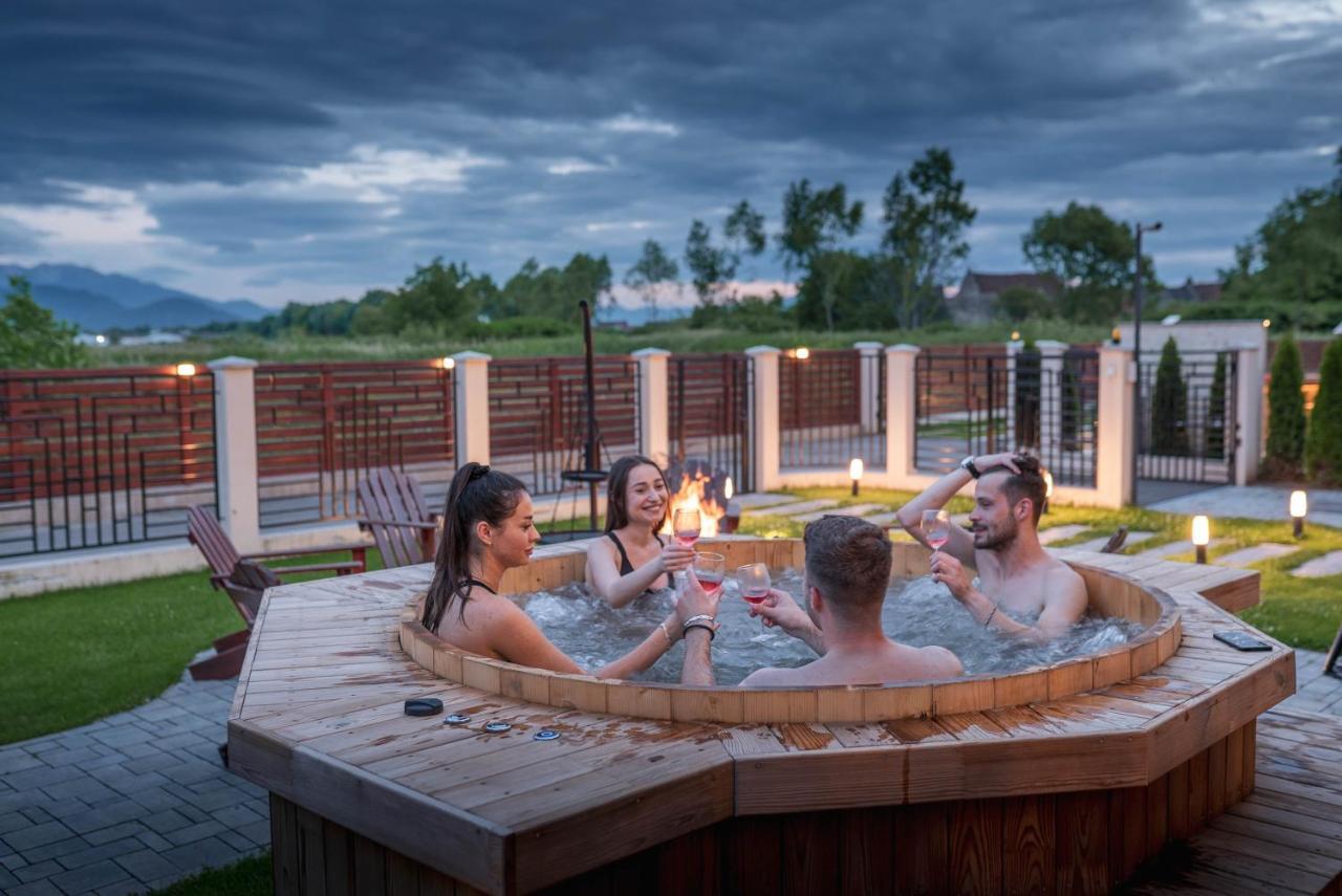 Roots Villa Redwood บราชอฟ ภายนอก รูปภาพ